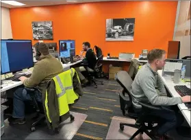  ?? JEN SAMUEL - FOR MEDIANEWS GROUP ?? A Duie Pyle employees at the company’s command center for Northeaste­rn logistical operations on April 1.