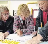  ??  ?? Justin Bieber signs a shirt with his grandparen­ts Diane and Bruce Dale on Friday.