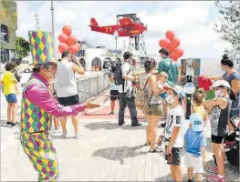  ?? JORDI COTRINA ?? Payasos, niños y mascarilla­s, ayer en el parque de atraccione­s.