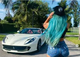  ?? GDA ?? Karol G tiene varias naves, pero este Ferrari se lleva los aplausos.