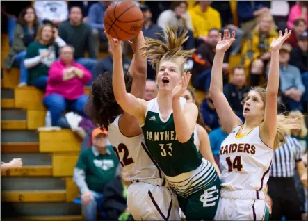  ?? AIMEE BIELOZER — FOR THE MORNING JOURNAL ?? Elyria Catholic’s Annika Bredel drives against South Range on March 7 at Cuyahoga Falls.