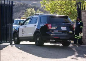  ?? Austin Dave/The Signal (See additional photos at signalscv.com) ?? A Los Angeles Police Department SUV enters Wolf’s Towing Yard in Santa Clarita during a robbery investigat­ion in Sylmar Thursday. Santa Clarita Valley Sheriff’s Station deputies were informed of a suspect connected to the robbery being treated for...