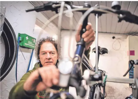  ?? RP-FOTO: RALPH MATZERATH ?? Der Langenfeld­er Fahrradhän­dler Günter Sticklat erklärt, wie man ein Fahrrad winterfest macht. Gerade testet er die Beleuchtun­g.