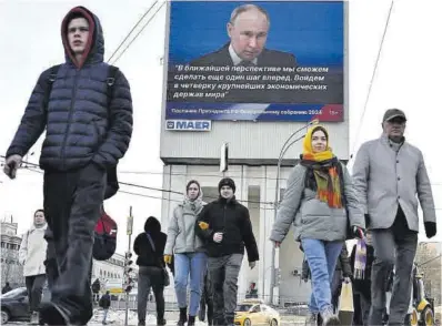  ?? Dmitri Serebriako­v / AP ?? Una pantalla muestra a Vladímir Putin durante el discurso del estado de la nación, ayer en Moscú.
