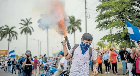  ?? DPA ?? Furia. Un manifestan­te dispara un arma casera, el lunes, durante una nueva marcha en Managua contra el gobierno de Daniel Ortega.