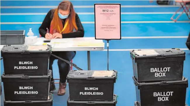  ?? EP ?? Un miembro del personal electoral recuenta votos en Cardiff tras los comicios al parlamento galés