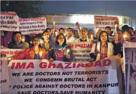  ??  ?? A large number of doctors gather for a candleligh­t march in Kaushambi on Monday evening.
HT PHOTO