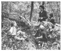  ??  ?? Biologist Rachel Carson, here in the woods near her home in 1962, was passionate about helping children appreciate nature