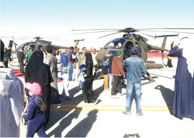  ??  ?? People enjoy the Saudi Aviation Show which concluded at the Thumamah Airport in Riyadh on Saturday. (AN photos)