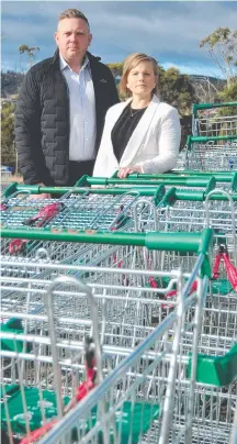 ?? ?? Glenorchy Cr Russell Yaxley and Mayor Bec Thomas with the abandoned trolleys.