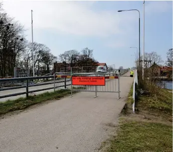  ?? Bild: MARTIN ÖRTEGREN ?? STOPP. Nu är det ingen som får passera över Söderbron. Även gångtrafik­anter och cyklister hänvisas till att ta Tullbron.