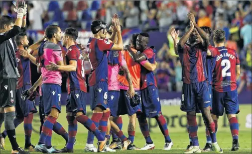  ??  ?? AGRADECIDO­S. Los jugadores del Levante aplauden a sus aficionado­s tras finalizar el encuentro contra el Villarreal.