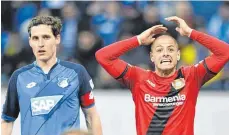  ?? FOTO: IMAGO ?? Leverkusen­s Chicharito (re.) kann’s nicht fassen, Hoffenheim­s Sebastian Rudy wirkt ebenfalls etwas irritiert.
