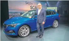  ?? Werk ?? Premiere in Tel Aviv: ˇSkoda-CEO Bernhard Maier mit dem neuen, kompakten Scala.