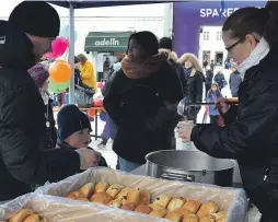  ??  ?? MAT OG DRIKKE: Boller og kakao varmet godt etter fullført løp.