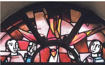  ?? RP-FOTOS (4): ACHIM BLAZY ?? Der Künstler stellt Pfingsten so dar: der Heilige Geist als roter Vogel und rote Symbole über den Köpfen und in den Haaren der Apostel.