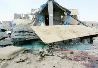  ??  ?? دماء الضحايا تغطي أرضية مسجد كوفل الذي استهدفته الميليشيات االنقالبية في مأرب .(مركز إعالم سبأ)