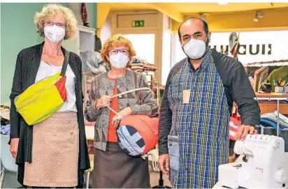  ?? FOTO: NOP ?? Reinhild Freese, Gisela Alsdorf und Jaudat Sido im Nähzimmer im Dorf Neukirchen.