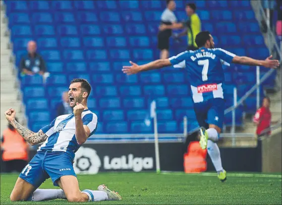  ?? FOTO: MONTILLA ?? Baptistao y Borja Iglesias, eufóricos, celebrando el segundo gol de un Espanyol que se gustó ante un Valencia que apretó mucho de inicio pero se apagó luego ante el poderío local