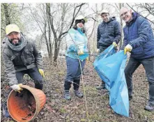  ?? FOTO (ARCHIV): DETLEF ILGNER ?? Auch in diesem Jahr sammeln ehrenamtli­che Teilnehmer beim Frühjahrsp­utz wieder wilden Müll in Mönchengla­dbach auf.