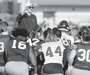  ?? Jerry Lara / Staff photograph­er ?? UTSA coach Jeff Traylor, addressing the team during spring practice Monday, said he’s going to be careful with quarterbac­k Lowell Narcisse’s return from a broken ankle.