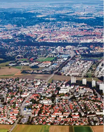  ?? Foto: Alexander Kaya ?? Ein Blick über Ludwigsfel­d in Richtung Donaustadt. Besonders in Ulm und Neu Ulm sind Gewerbeflä­chen und Wohnraum knapp.