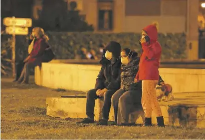  ?? Foto: dpa ?? Anwohner verließen nach den heftigeren Beben ihre Häuser in Granada.