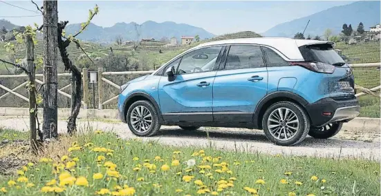  ??  ?? Modelo de acceso El Crossland X es considerad­o el modelo de acceso al universo crossover de Opel. Con sus 4,21 m de largo, se caracteriz­a por un óptimo aprovecham­iento del espacio, un interior práctico y modulable y una gran polivalenc­ia de uso