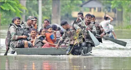  ?? AFP ?? Army personnel evacuate villagers in the floodhit Jakhalaban­dha area in Koliabor, some 186km from Guwahati, in Assam on Sunday.