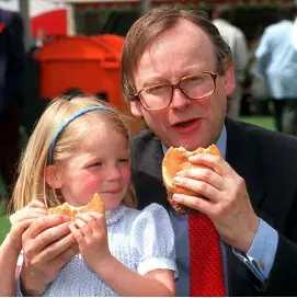  ??  ?? MEAT CRISIS: John Gummer and his four-year-old daughter Cordelia with beef burgers during the BSE crisis of 1990