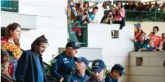  ??  ?? Bei ihrer Ankunft in Portugal wurden ESC Sieger Salvador Sobral und seine Schwes ter Luísa von Polizisten eskortiert – und von Fans begeistert empfangen.