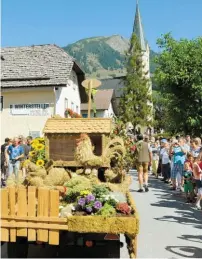  ?? BILD: SN/C. FRÖSCHL ?? 10.000 Besucherin­nen und Besucher kamen zum weltweit größten Heufiguren­umzug. Da wurde im kleinen Rußbach der Platz schon sehr eng.