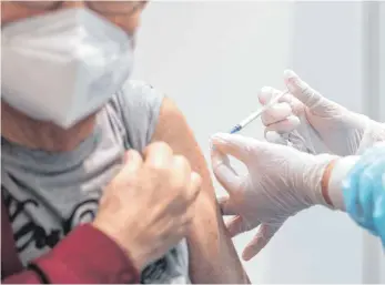  ?? FOTO: FRISO GENTSCH/DPA ?? Schutzimpf­ung von Mitarbeite­rn gegen Covid-19: „Der Trend wird dahin gehen, alternativ die Impfung oder eine negative Testung zu verlangen“, sagt Kerstin Minge, Expertin für Arbeitsrec­ht.