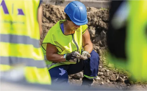  ?? Bild: KALLE PETTERSSON ?? FORNLÄMNIN­GAR. Arkeologer­na är på jakt efter fynd från gamla Varberg. En konstrukti­on av en hamnanlägg­ning från slutet av 1500-talet kan dyka upp i jorden.