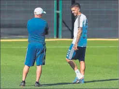  ?? FOTO: EFE ?? Roto Lanzini sufre una grave lesión en la rodilla derecha que lo deja fuera