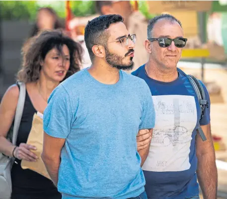  ?? ?? Tinder swindler Shimon Hayut is expelled from Athens, Greece, on July 1 2019.