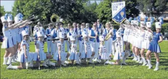  ??  ?? Musiciens et majorettes de la Gerbe d’Or