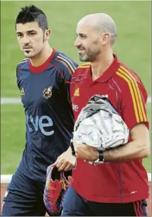  ?? FOTOS: PERE PUNTÍ/J. A. SIRVENT ?? con David Villa en la selección española