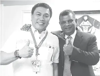  ?? (TAMPO NGA HULAGWAY) ?? NA-PROMOTE. Ang bag-ong na-promote nga si Philippine­s AirAsia CEO Captain Dexter Comendador (wala) ug AirAsia Group CEO Tony Fernandes (tuo) sa AirAsia office sa Pasay City, Philippine­s.