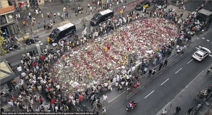  ?? ÁLVARO MONGE ?? Vista aèria de l’oferta floral a la Rambla realitzada el 28 d’agost per l’atemptat del dia 17.