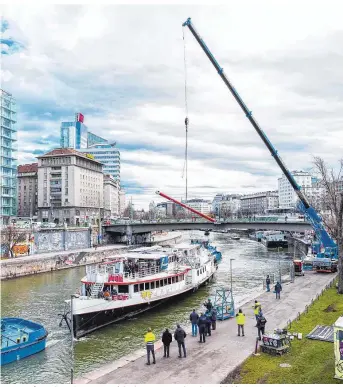  ??  ?? Der Dampfer „Johann Strauss“war jahrelang am Donaukanal vor sich hin gerostet