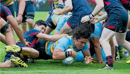  ?? JOHN COWPLAND / PHOTOSPORT ?? Mt Albert Grammar’s Isaiah Papali’i dives over to score.