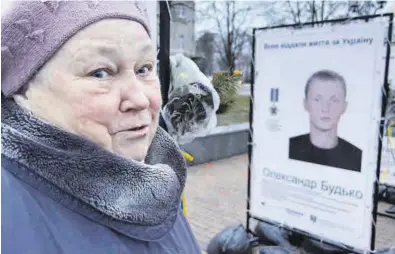  ?? IRENE SAVIO ?? Ludmila Vasovala frente a una hilera de fotografía­s gigantes de soldados muertos, en Chernihiv.