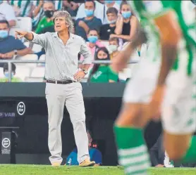  ?? FOTO: EFE ?? Manuel Pellegrini da instruccio­nes durante el último partido ante el Espanyol