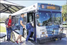  ?? SUZANNE MAJORS DAVIS / FOR WESTLAKE PICAYUNE ?? Riders board Capital Metro’s No. 30 bus, which runs on one of the routes that would be realigned under the Connection­s 2025 plan to overhaul the region’s bus network.