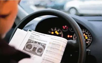  ?? FOTO: FRANZISKA GABBERT ?? Ein Blick ins Bordhandbu­ch informiert den Autofahrer über die einzelnen Leuchten im Cockpit.