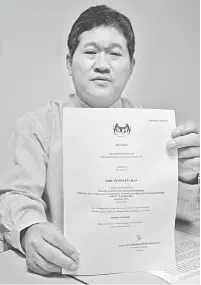  ??  ?? SIJIL PENDAFTARA­N: Ling menunjukka­n sijil pendaftara­n Persatuan Kepolisan Komuniti Sarawak yang pendaftara­nnya diluluskan pada 28 Mei 2015.