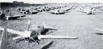  ?? Photo / Air Force Museum of New Zealand ?? Kittyhawks and Corsairs in a field at Rukuhia aerodrome, waiting to be scrapped.