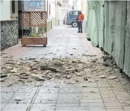  ?? Miguel Ángel Molina / Efe ?? Cascotes caídos de un edificio abandonado en la localidad de Santa Fe.