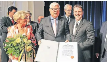  ?? FOTO: KDI ?? 2015 verlieh Bürgermeis­ter Christoph Fleischhau­er (r.) Wilhelm Brunswick – hier mit seiner Frau Christel Brunswick – die Ehrenbürge­rmeisterWü­rde.